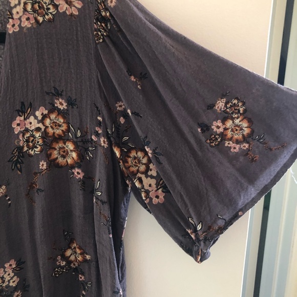 Cropped flutter sleeve top - Picture 3 of 4